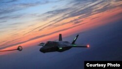  美国海军陆战队一架F-35B战机2016年5月19日在空中加油 （美国海军陆战队照片）