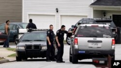 Lo policía monta guardia frente a la casa de la familia Pérez en Atlanta.