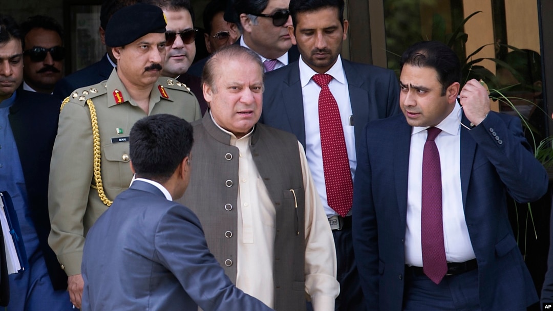 Perdana Menteri Pakistan Nawaz Sharif meninggalkan tempat Tim Investigasi Bersama, di Islamabad, Pakistan, 15 Juni 2017.