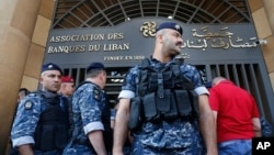 Polisi mengamankan Asosiasi Bank-bank Lebanon saat demonstrasi anti pemerintah di Beirut awal bulan ini (foto: ilustrasi). 