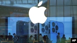 โลโกแอปเปิล และผลิตภัณฑ์ไอโฟน ที่ร้านค้าในกรุงปักกิ่ง (ที่มา: AP/แฟ้มภาพ)