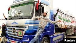 A man stands on a truck loaded with humanitarian aid from abroad in Benghazi, March 15, 2011 (file photo)