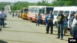 Vehicles stretch to horizon at Ukrainian checkpoint not far from rebel-held Donetsk. (Daniel Schearf/VOA News)