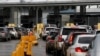 Antrian mobil yang ingin memasuki wilayah AS di perbatasan San Ysidro, Tijuana, Meksiko, 19 Maret 2020. (Photo: Reuters)