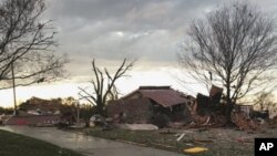 Maison endommagée après une tornade à Ardmore, Alabama, le lundi 19 mars 2018. (Johnny Tribble vía AP)
