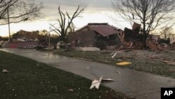 Esta fotografía proporcionada por Johnny Tribble muestra una casa con daños tras un tornado en el área de Ardmore, Alabama, el lunes 19 de marzo de 2018. (Johnny Tribble vía AP) 