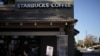 Piquete de baristas frente a un Starbucks en Burbank, California, EE.UU., 20 de diciembre de 2024. REUTERS