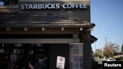 Piquete de baristas frente a un Starbucks en Burbank, California, EE.UU., 20 de diciembre de 2024. REUTERS