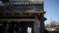 Piquete de baristas frente a un Starbucks en Burbank, California, EE.UU., 20 de diciembre de 2024. REUTERS