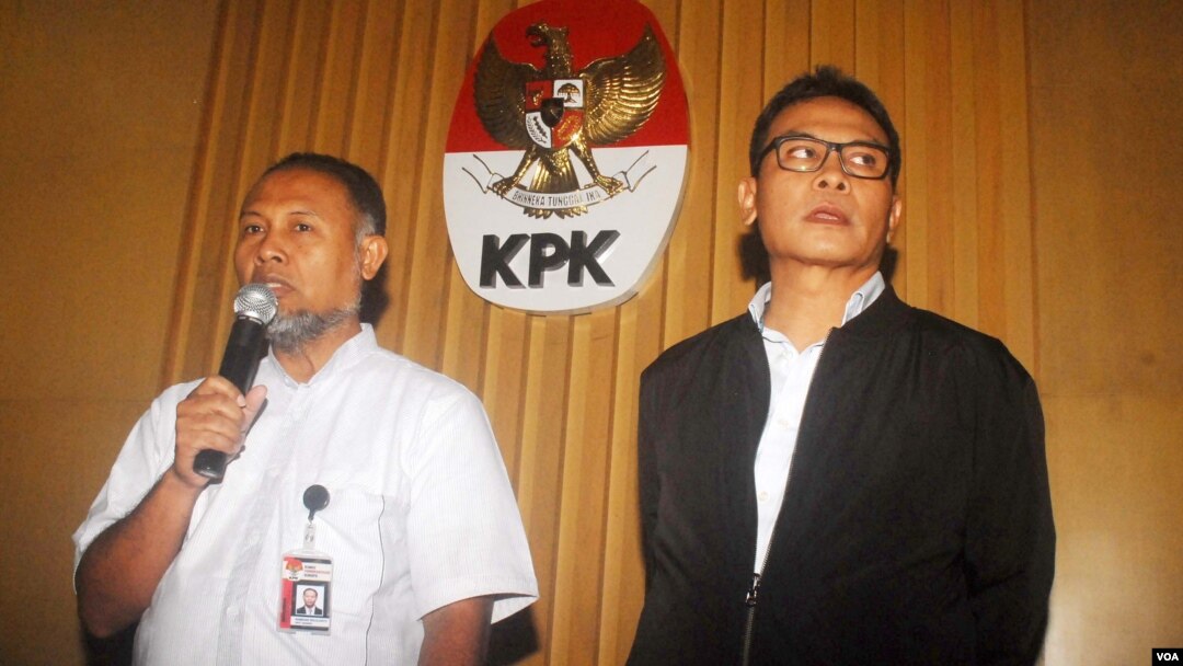 Wakil Ketua KPK Bambang Widjojanto (kiri) mengundurkan diri sementara setelah dinyatakan sebagai tersangka oleh kepolisian, Senin 26/1 (foto: VOA/Fathiyah).