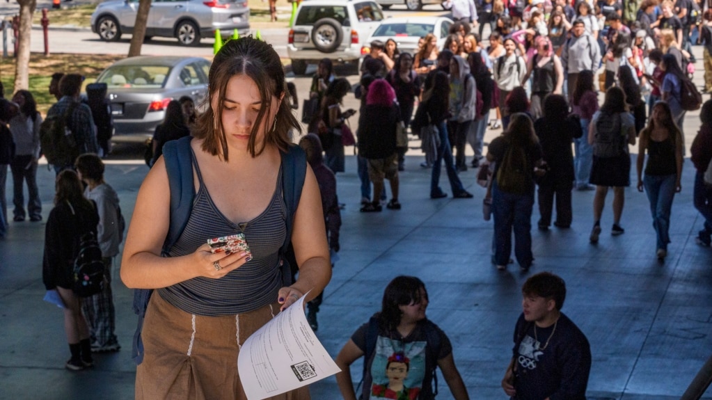 California Passed Law to Limit Phone Use in Schools