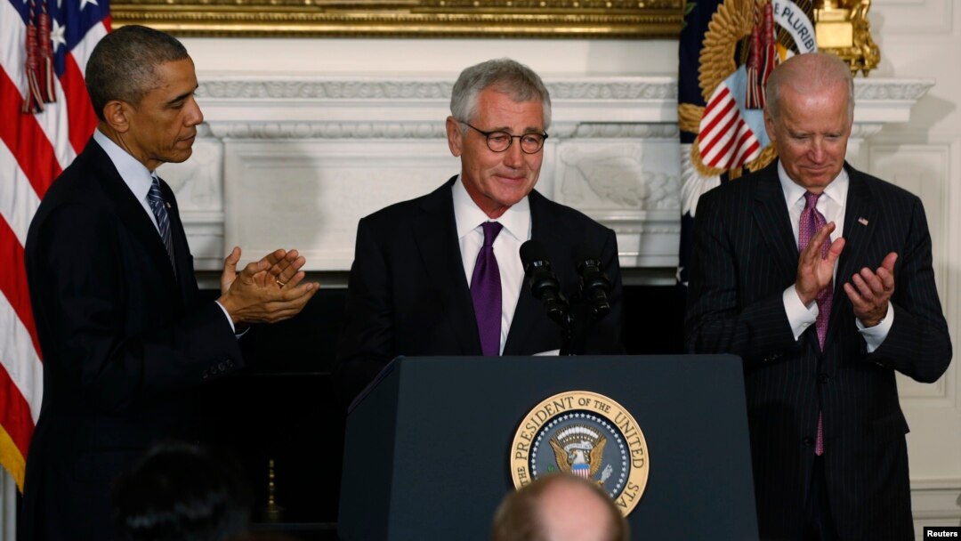 Presiden AS Barack Obama dan Wapres Joe Biden mendampingi Menhan Chuck Hagel (tengah) saat menyampaikan pengunduran diri di Gedung Putih, Senin (24/11).