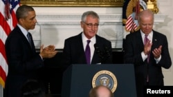 Presiden AS Barack Obama dan Wapres Joe Biden mendampingi Menhan Chuck Hagel (tengah) saat menyampaikan pengunduran diri di Gedung Putih, Senin (24/11).