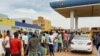 苏丹喀土穆民众在一个加油站等待加油。（2023年4月30日）