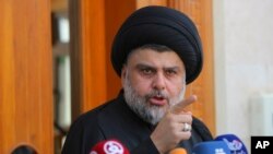 Ulama Syiah Moqtada al-Sadr berbicara dalam konferensi pers di Najaf, Irak,160 kilometer di selatan Baghdad (30/4). (AP/Karim Kadim) 