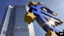 FILE - Gedung Bank Sentral Eropa ECB di Frankfurt, Jerman, 24 September 2007.(Bernd Kammerer/AP)