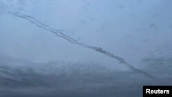 След российской ракеты в небе над Киевом, 11 ноября 2023.