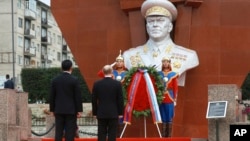 Predsednici Hurelsuh i Putin u Ulan Batoru, ispred statue sovjetskog maršala Žukova, 3. septembar 2024. (Vyacheslav Prokofyev, Sputnik, Kremlin Pool Photo via AP)