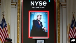 Donald Trump, la personnalité de l'année 2024 sur la couverture du magazine Time. L'image a été présentée lors d'une cérémonie à la Bourse de New York en présence du président élu, le 12 décembre 2024. AP / Alex Brandon
