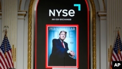 Sampul majalah Time yang bertajuk "Person of the Year" menampilkan Presiden terpilih Donald Trump di Bursa Efek New York, Amerika Serikat, Kamis, 12 Desember 2024. (Alex Brandon/AP)