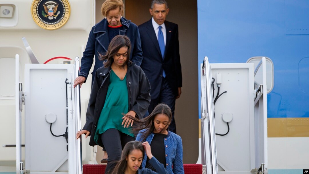 Tổng thống Obama rời khỏi chuyên cơ cùng gia đình ngày 25/3/2016 tại căn cứ không quân Andrews. 