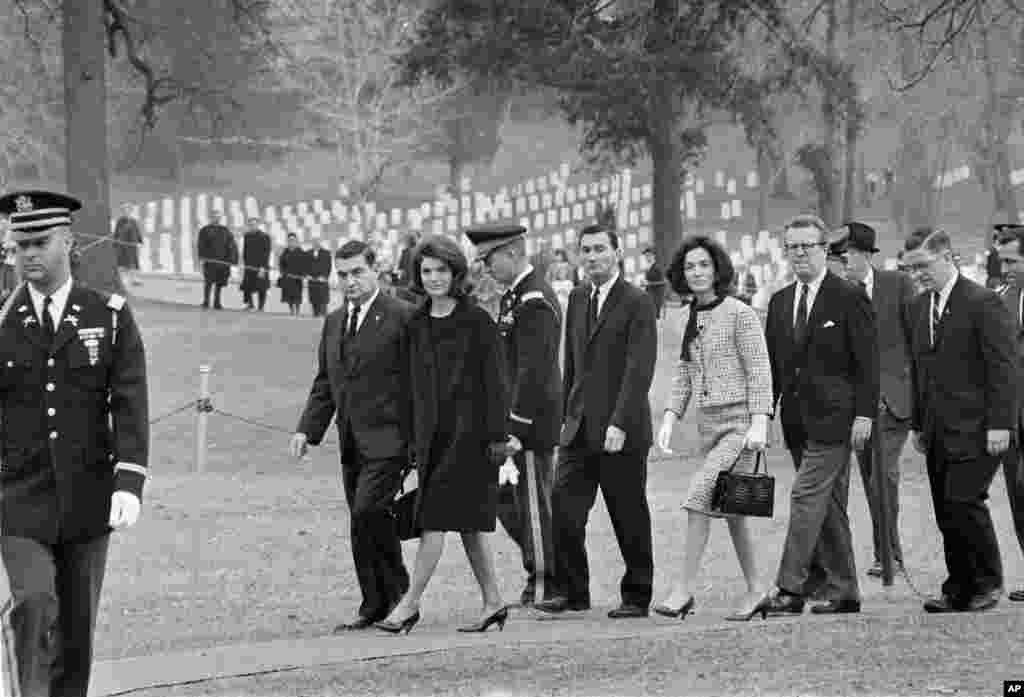 Mantan Ibu Negara Jacqueline Kennedy berjalan menuju makam Presiden John F. Kennedy di Taman Pemakaman Nasional Arlington di Virginia, 28 November 1963.