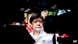 Calon presiden Ferdinand "Bongbong" Marcos Jr. berbicara kepada media selama serangan mendadak kampanyenya di Muntinlupa, tenggara Manila, Filipina. (Foto: AP)