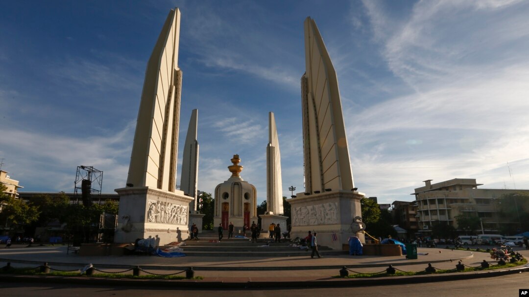 Para relawan membersihkan Monumen Demokrasi pasca serangan malam atas pengunjuk rasa anti-pemerintah Thailand di tempat tersebut, Kamis (15/5).