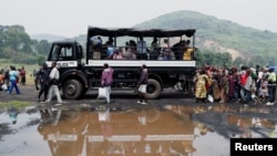 Civis congoleses que fugiram de Goma, no leste da República Democrática do Congo, chegam a um centro de acolhimento em Rugerero, no Ruanda, a 28 de janeiro de 2025.