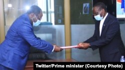 Ministre wa Yambo Sylvestre Ilunga Ilunkamba (D) ayambi mokanda ya bakeli mibeko ba FCC baye baboyi masolo ya kobongisa maponami, libanda lya parlement, Kinshasa, 10 août 2020. (Primature RDC)