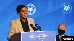 El presidente electo Joe Biden, en segundo plano, observa a la doctora Alondra Nelson, nominada como subdirectora para Ciencia y Sociedad, hablando con los medios desde Wilmington, Delaware, el 16 de enero de 2021.