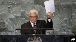 Shugaban Falasdinawa Mahmoud Abbas, rike da kofen takardar da ya mikawa babban sakataren Majalisar Dinkin Duniya, Ban Ki-moon, ta neman ba kasar Falasdinu cikakken wakilci a majalisar.