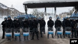 Des policiers italiens à la frontière entre Clavière en Italie et Montgenevre en France, le 14 janvier 2018.