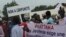 Des manifestants défilent dans les rues de N'Djamena le 29 juillet 2021. 