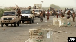 Yemeni pro-government forces arrive in al-Durayhimi district, about nine kilometers south of Hodeidah international airport, June 13, 2018.