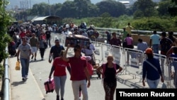 Personas cruzan el puente Simón Bolívar en la frontera con Venezuela en Cúcuta, Colombia, 6 de febrero de 2020