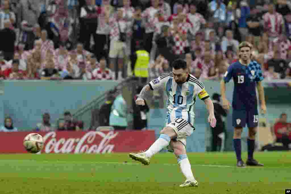 Lionel Messi de Argentina anota el primer gol desde el punto de penalti durante el partido de fútbol de la semifinal de la Copa del Mundo entre Argentina y Croacia el martes 13 de diciembre de 2022. (AP Foto/Frank Augstein)