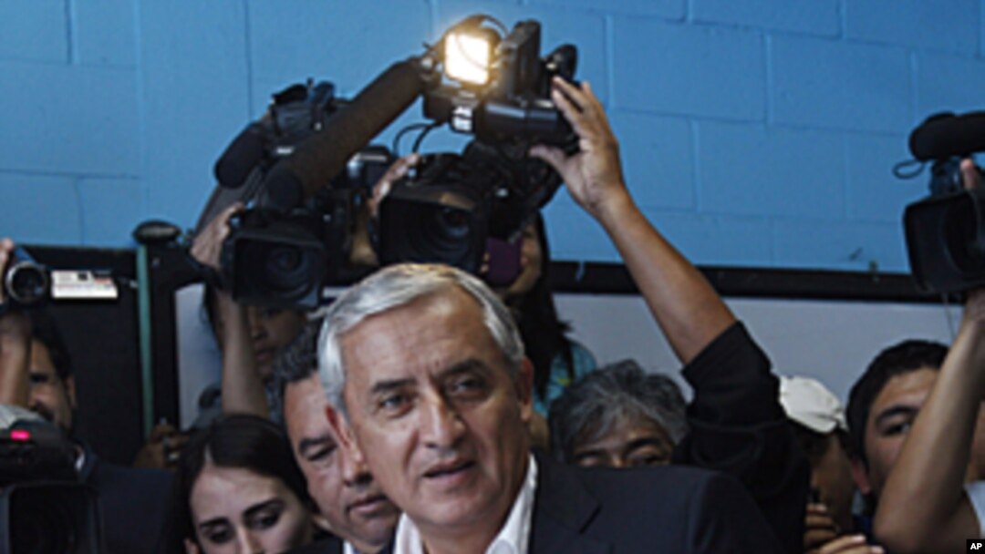 Guatemala's Patriot Party (PP) presidential candidate Otto Perez Molina casts his ballot in Guatemala City, September 11, 2011.