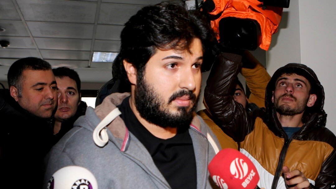 Pengusaha Turki-Iran Reza Zarrab, yang dituntut di AS dengan tuduhan menghindari sanksi terhadap Iran, dikelilingi oleh wartawan setibanya di gedung pengadilan di Istanbul, 17 Desember 2013. (Foto: dok).
