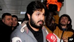 Pengusaha Turki-Iran Reza Zarrab, yang dituntut di AS dengan tuduhan menghindari sanksi terhadap Iran, dikelilingi oleh wartawan setibanya di gedung pengadilan di Istanbul, 17 Desember 2013. (Foto: dok).