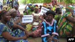 Des enseignants tchadiens, en grevé, brandissent des calicots sur lesquels il est écrit : "notre salaire aujourd'hui", dans l'une des rues principales de la capitale N'Djamena, le 21 juin 2007 ".