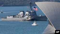 지난 2011년 7월 미 해군 구축함 맥캠벨(USS McCampbell)이 호주와의 연합 군사훈련 '탈리스만 사부르'에 앞서 호주 오페라 하우스를 지나 가든 섬 해군 기지로 항해하고 있다. 