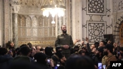 El líder del grupo islamista sirio Hayat Tahrir al-Sham (HTS), que encabezó una ofensiva rebelde para derrocar al gobierno en Siria, Abu Mohammed al-Jolani, se dirige a una multitud en la emblemática Mezquita Omeya de Damasco, el 8 de diciembre de 2024.