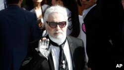 La série "Kaiser Karl" tirée de la biographie du couturier star Karl Lagerfeld est au programme de Disney+.