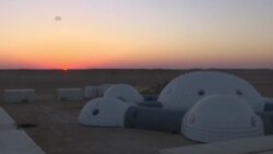 Патот кон Марс минува низ пустина во Оман