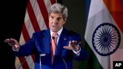 Menlu AS John Kerry berbicara di kampus Institut Teknologi India di New Delhi hari Rabu (31/8).