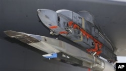 Le prototype X-51A Waverider, chargé sur le B-52 qui l'a lancé au-dessus du Pacifique, avant qu'il ne s'abîme dans l'océan