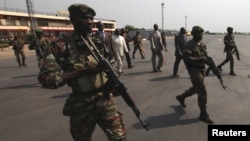 Le président centrafricain François Bozizé (au centre en blanc) venant à la rencontre du président de l'Union Africaine Thomas Yayi Boni à l'aéroport de Bangui, le 30 décembre 2012.