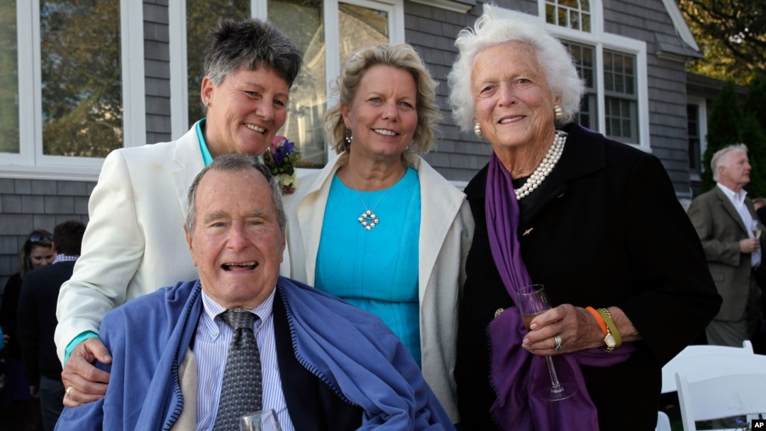 Mantan Presiden AS George H.W. Bush bersama istrinya Barbara (kanan) dan dua sahabat lamanya Hellen Thorgalsen (tengah) dan Bonnie Clement di Kennbunkport, Maine. (AP/Susan Biddle)
