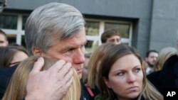 ورجینیا کے سابق گورنر سزا کا فیصلہ سننے کے بعد عدالت کے باہر اپنی دو بیٹیوں کو گلے لگائے ہوئے ہیں۔